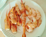 Foto del paso 1 de la receta: Calabacines rellenos de gambas con bechamel y crema de marisco