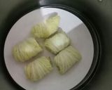 Foto langkah ke 6 dari resep Sawi Putih Gulung Isi Ayam.