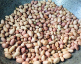 A picture of step 1 of Peanuts and dates sweet.