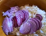 Lilahagymás savanyúkáposzta-saláta recept fázis 3 fotója