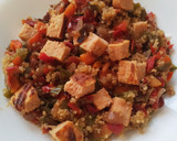 Foto del paso 4 de la receta: Quinoa con verduras y hamburguesa de salmón y merluza