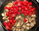 A picture of step 7 of Cockles, mini tomatoes, pasta.