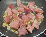 Foto del paso 3 de la receta: Bonito encebollado con langostinos y patatas