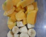 Foto langkah ke 1 dari resep Tropical Sunshine Smoothies.