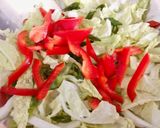 Hình bước làm 2 của món Salad Cải Thảo & Xúc Xích Tươi Nướng