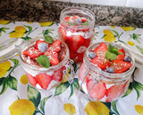 Foto del paso 8 de la receta: Tiramisú de fresa 🍓 y coco 🥥 en tarritos 🫙
