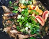 Foto langkah ke 4 dari resep Oseng pindang cabe ijo.