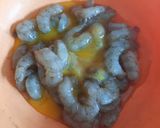 Foto langkah ke 2 dari resep Udang goreng saos asam manis.