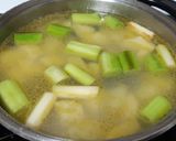 Foto del paso 2 de la receta Sopa de puerros con patatas y huevo