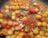 Foto del passaggio 6 della ricetta Gnocchetti di patate con gamberi argentini e pomodorini