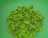Foto del paso 4 de la receta: Fideos verdes con champiñones y hongos de pino