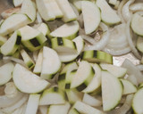Foto del paso 2 de la receta: Conejo guisado al ajillo con calabacín