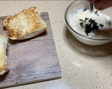 Foto del paso 2 de la receta: Brioche tostado, mayonesa de albahaca, tronco de atún, pimiento asado y huevo
