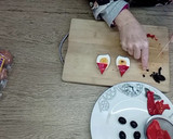 Foto del paso 3 de la receta: Canapés de salmón, y huevos de Papá Noel