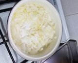 Foto del paso 2 de la receta: Tarta de atún, choclo, zanahoria, huevo y cebolla