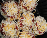 Foto del paso 5 de la receta: Patatas asadas rellenas de jamón serrano y queso gratinadas en airfryer
