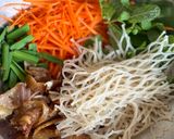 Hình bước làm 3 của món Phở Sắn Trộn Da Gà Nướng