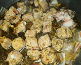 Foto del paso 3 de la receta: Arroz con costillas adobadas con chimichurri, habitas, papada y tocineta