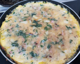 Foto del paso 4 de la receta: Tortilla con papas, espinaca, jamón, queso y cebolla