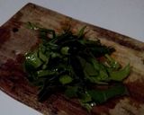 Foto langkah ke 2 dari resep Telur dadar ft daun so ala ala.