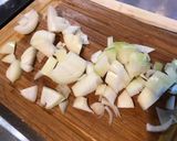 Une image de l'étape 4 de Navets et carottes violettes aux épices indiennes, bouillon de porc et coriandre.
