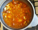 Foto del paso 4 de la receta: Guiso de invierno, con porotos de manteca y húngaras. 👨‍🍳