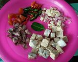 Foto langkah ke 2 dari resep Tumis asin cumi, tempe dan jamur pedas.