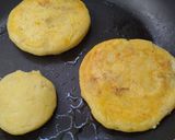 Foto del paso 1 de la receta: Arepa rellena de salchicha, pimentón, cebolla y queso🥯🌭🧀