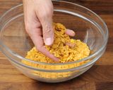 Mézes-mustáros csirkemell kukoricapehely bundában recept fázis 2 fotója