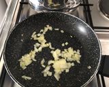 Foto do passo 1 de Esparguete com salsichas em molho de tomate (vegan)