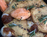 Foto del paso 1 de la receta: Pollo asado con cebollas y boniato