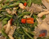Gambar langkah 3 resipi Cendawan kangkung goreng belacan.