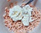 Hình bước làm 1 của món Blinis Topping Cá Ngừ Phô Mai Tươi & Olive Xanh
