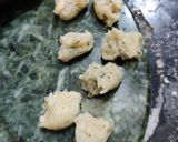 A picture of step 4 of Methi mathri.