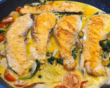 Foto del paso 4 de la receta: Salmón en salsa cremosa de puerro con cherrys y espinacas frescas