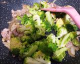 Foto langkah ke 4 dari resep Tumis Brokoli Ayam Jamur.