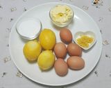 Hình bước làm 1 của món Sốt chanh trứng bơ