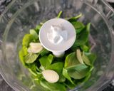 Foto del paso 2 de la receta: Salsa pesto de hierbas!!
