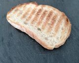 Foto del paso 2 de la receta: Tosta de huevo, chorizo y queso