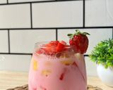 Foto langkah ke 4 dari resep Es Buah Susu Strawberry.