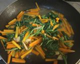 Foto langkah ke 5 dari resep Tumis Bayam Wortel.