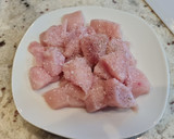 Foto del paso 2 de la receta: Salteado de pollo con pimientos del piquillo al ajillo