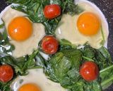 Foto del paso 5 de la receta: Espinacas con huevos y tomate cherry
