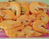 Foto del paso 3 de la receta: Fuente de langostinos cocidos, con mayonesa de azafrán