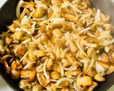 A picture of step 4 of Champignons in sour cream.