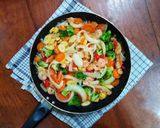 Foto langkah ke 5 dari resep Tumis Udang & Sayuran.