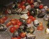 Spaghetti with vongole (clams) and fresh tomatoes recipe step 2 photo