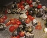 A picture of step 2 of Spaghetti with vongole (clams) and fresh tomatoes.