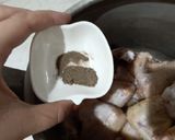 صورة لخطوة 3 من وصفة أجنحة الدجاج في الكوكوط