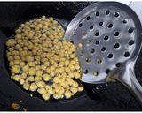 A picture of step 4 of Namkeen Boondi.